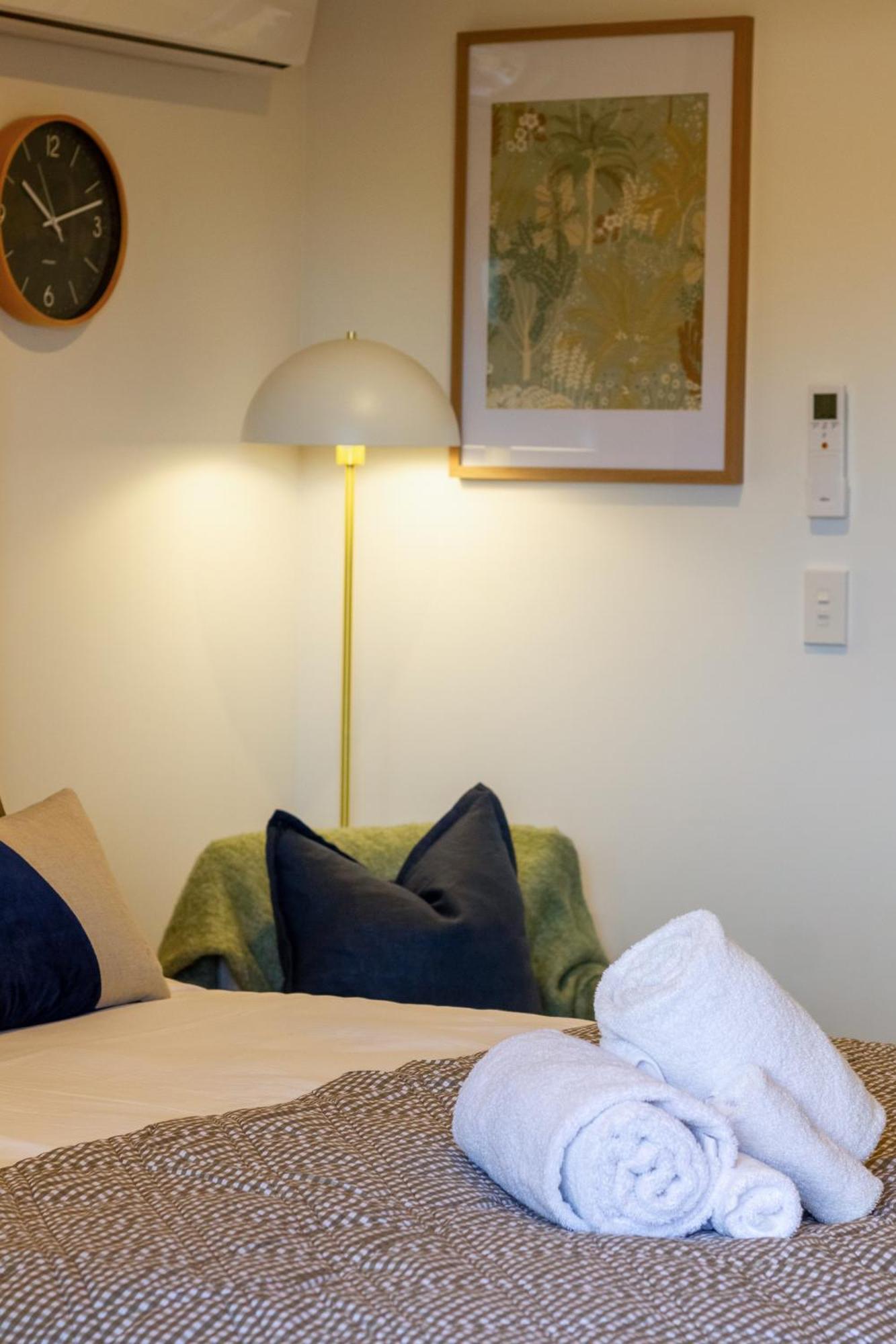 Downtown Comfort: Modern With Backyard Apartamento