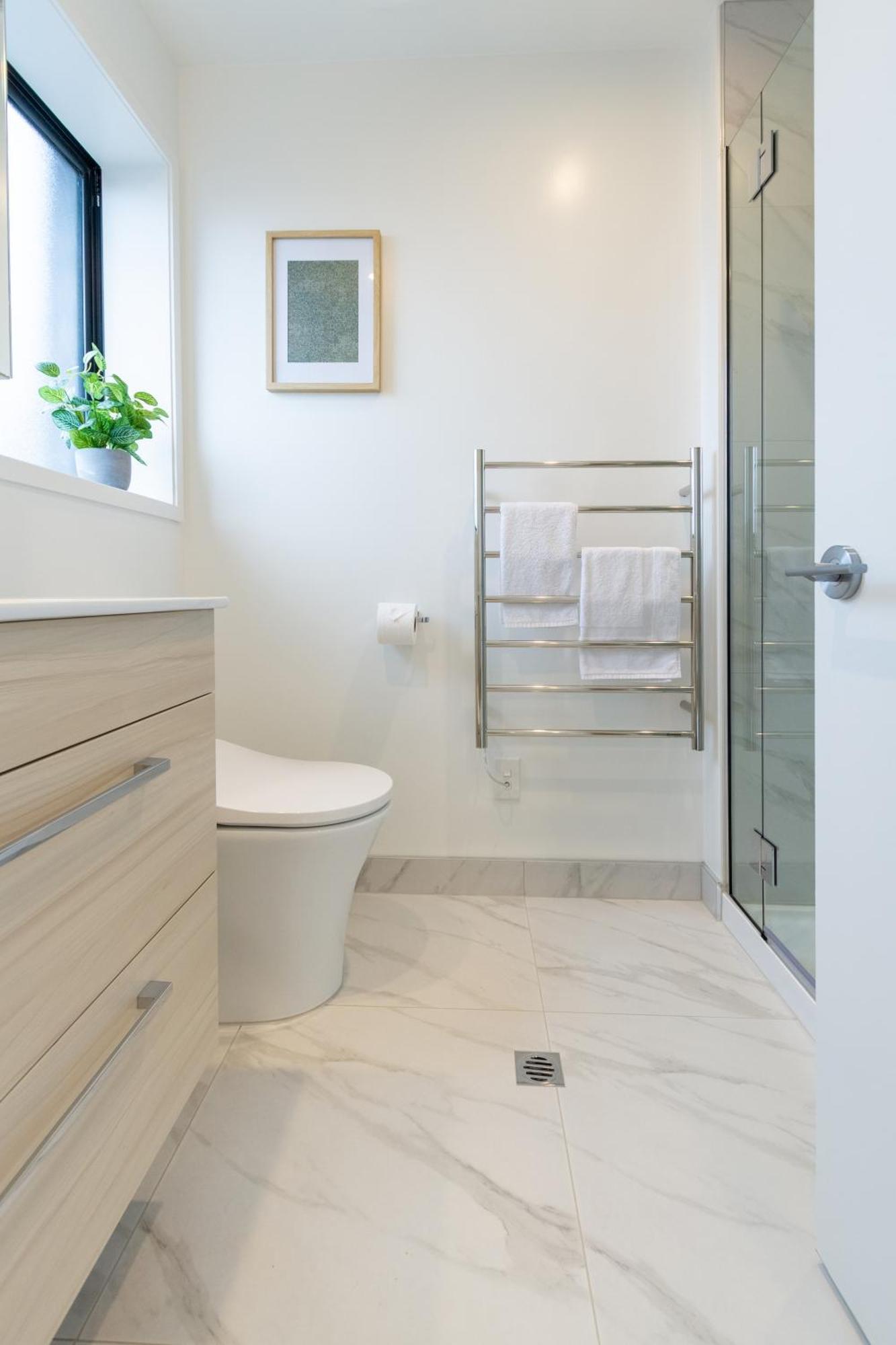 Apartamento Downtown Comfort: Modern With Backyard *