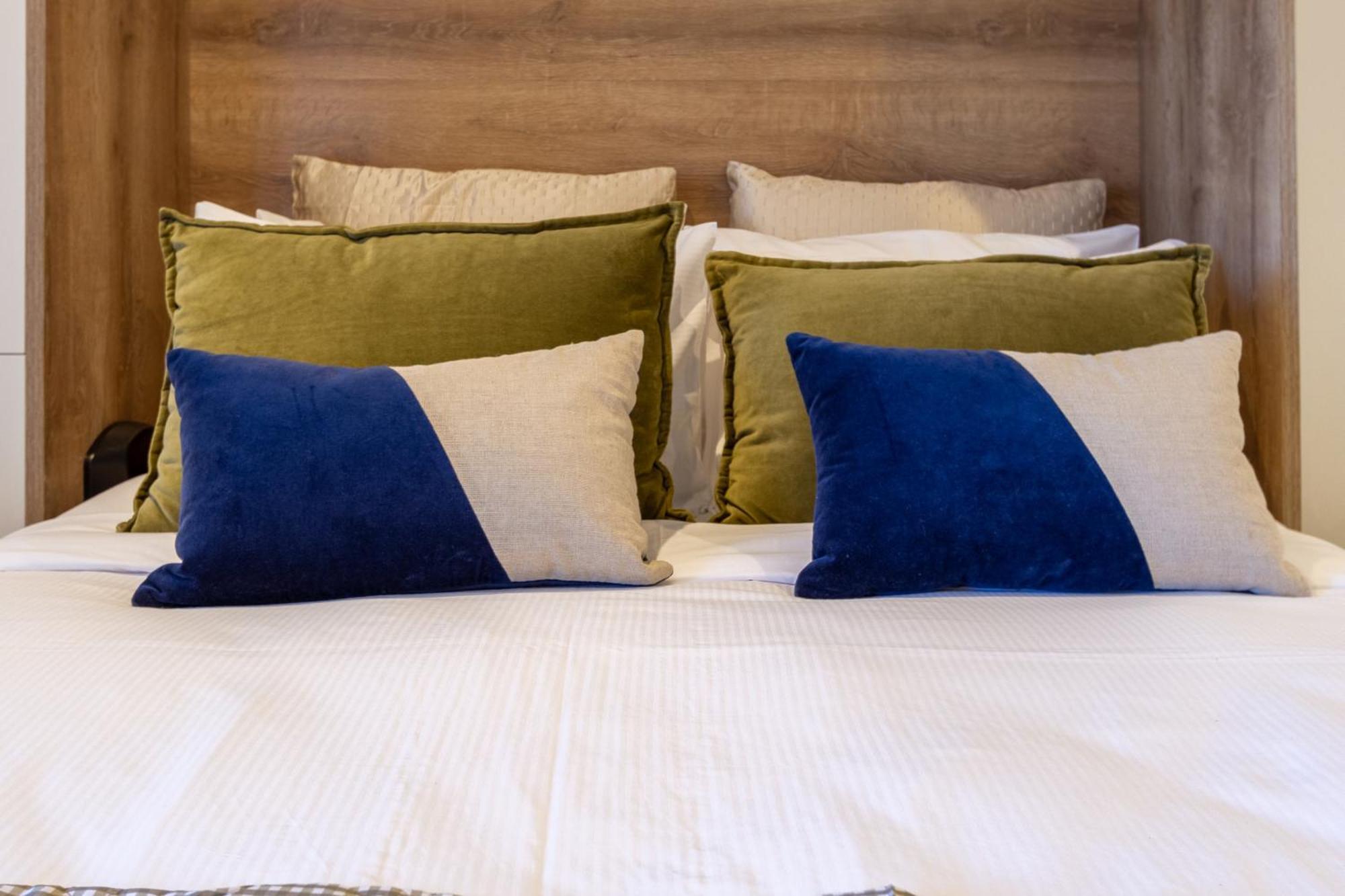 Apartamento Downtown Comfort: Modern With Backyard *