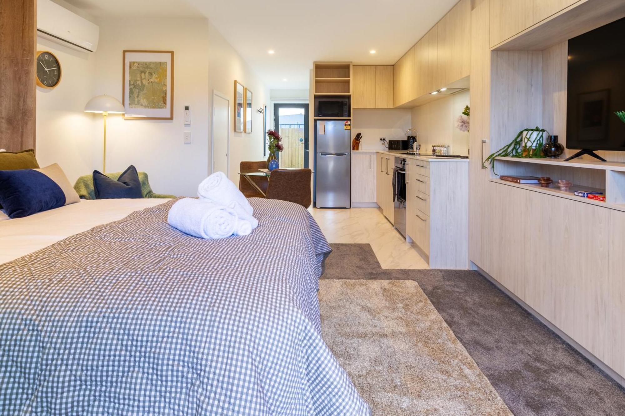 Downtown Comfort: Modern With Backyard Apartamento Christchurch
