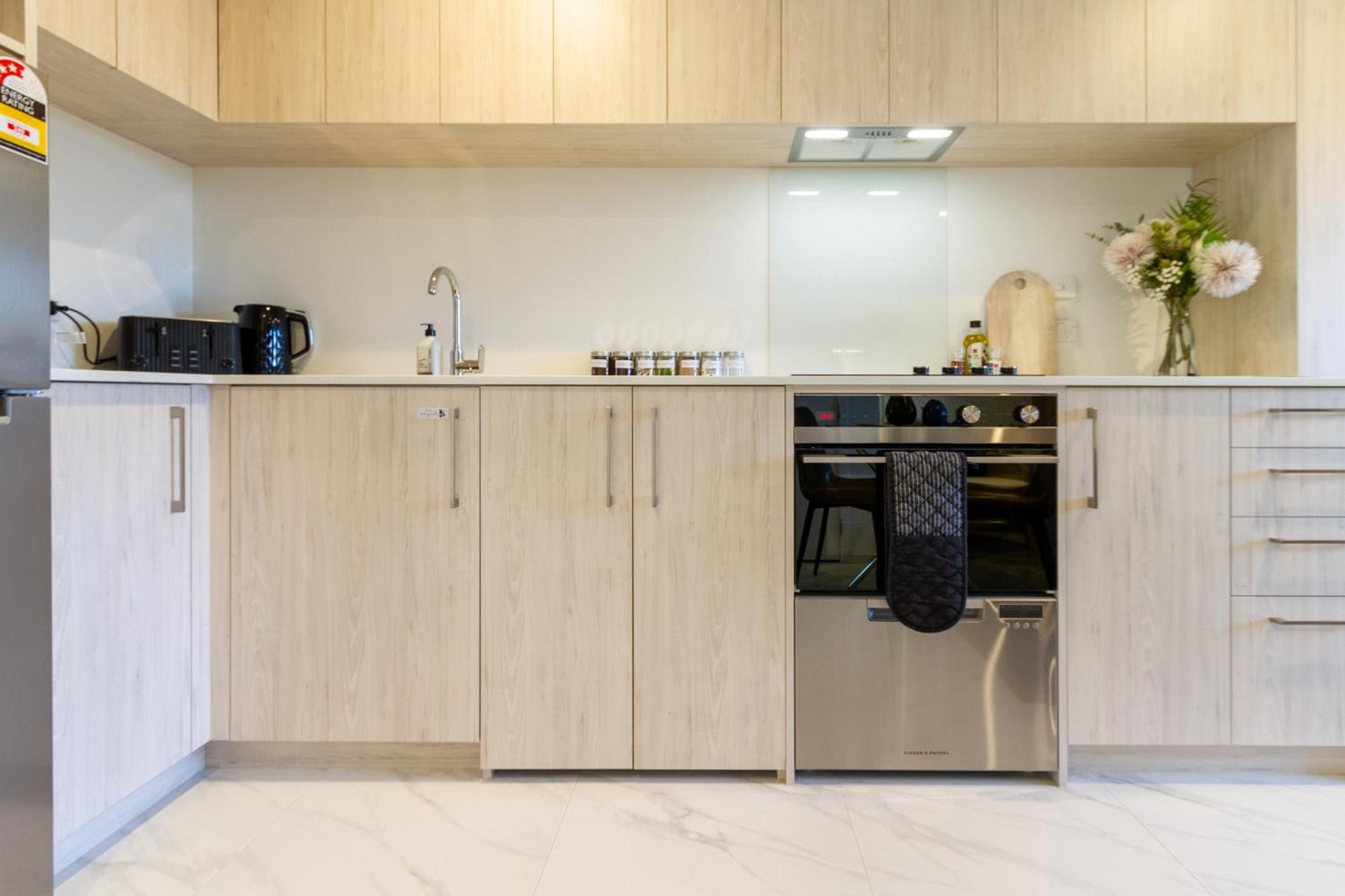 Apartamento Downtown Comfort: Modern With Backyard Christchurch