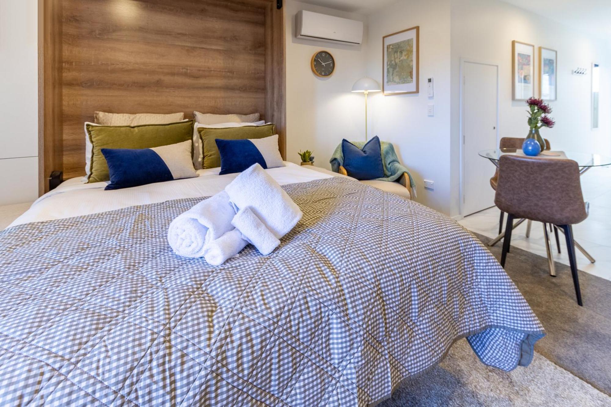 Downtown Comfort: Modern With Backyard Apartamento