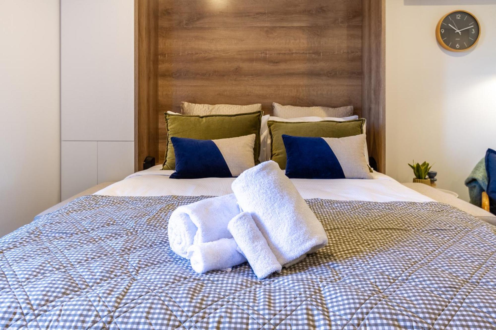Apartamento Downtown Comfort: Modern With Backyard *